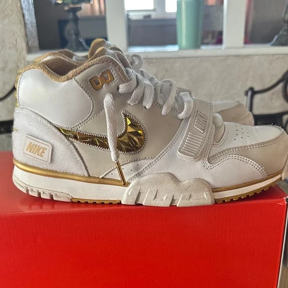 Nike Men’s White and Gold Sneakers - Picture 5 of 15